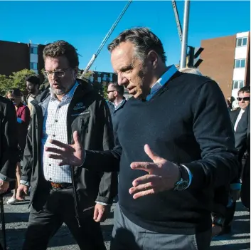  ?? PHOTO AGENCE QMI, JOEL LEMAY ?? Le chef de la CAQ, François Legault et le maire de Gatineau, Maxime Pedneaud-jobin, lors d’une visite du quartier Mont-bleu au lendemain des intempérie­s.