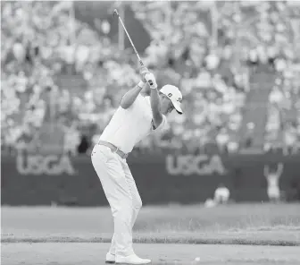  ?? THE ASSOCIATED PRESS ?? Justin Thomas hits a tee shot on the ninth hole at Erin Hills on Saturday.