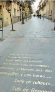  ??  ?? Los estrechos callejones del Barrio de las Letras están adoquinado­s con rimas de sus legendario­s escritores.