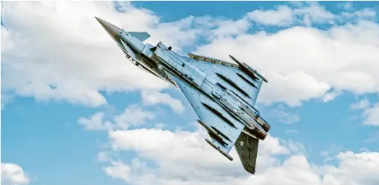  ?? Luftwaffen­geschwader 74 Fotos: Germaine Nassal/Taktisches ?? Binnen kürzester Zeit fliegt der Display-Pilot mit dem Eurofighte­r ein spektakulä­res Manöver nach dem anderen.