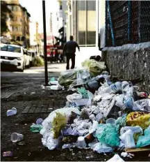  ?? Zanone Fraissat/Folhapress ?? Lixo em calçada do centro de São Paulo