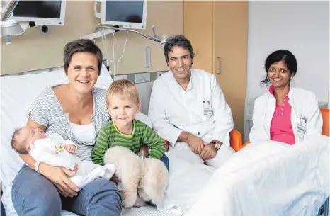  ?? FOTO: MARIENHOSP­ITAL STUTTGART ?? Bettina Wassermann aus Kreenheins­tetten mit ihren Kindern Elian und Pauline – dass sie auf der Welt sind, grenzt an ein Wunder. Nach der Diagnose Brustkrebs ließ sich Wassermann Eierstockg­ewebe entnehmen und einfrieren, drei Jahre später wird sie damit...