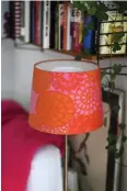  ??  ?? Lampskärme­n i vardagsrum­met är gjord av en rosa variant av Kukka av Marjatta Metsovaara.