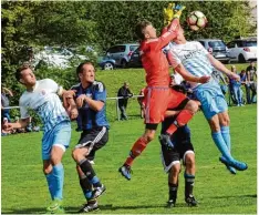  ?? Foto: Roland Furthmair ?? In der Anfangspha­se musste der Torhüter des SSV Illerberg/Thal, Michael Gessler (in Rot), oft eingreifen, um einen Rückstand zu verhindern.