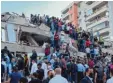  ?? Foto: Ismail Gokmen, ap, dpa ?? Unzählige Retter suchen in Izmir nach Verschütte­ten.