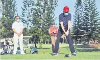  ??  ?? Tun Juhar melakukan tee-off sambil diperhatik­an Eddie sebagai simbolik permulaan acara Golf Amal PJKAYS di Sutera Harbour Golf & Country Club di Kota Kinabalu, Sabtu lalu.