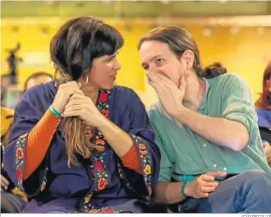  ?? JESÚS PRIETO / EP ?? Teresa Rodríguez y Pablo Iglesias conversan durante un mitin en la campaña de las andaluzas, en 2018.