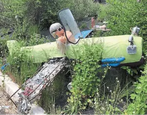  ?? | PHOTO : OUEST-FRANCE ?? L’avion, autrefois pendu dans un arbre, attend une petite réparation avant de retrouver sa place.