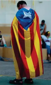  ??  ?? La Estelada Un uomo con la bandiera simbolo dell’indipenden­za catalana a Barcellona (Foto Ap)