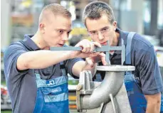  ?? FOTO: JAN WOITAS/DPA ?? Im Landkreis Ravensburg gibt es mehr Ausbildung­sverträge als im Vorjahr.