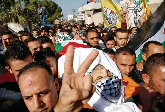  ??  ?? Des milliers de Palestinie­ns ont participé hier aux obsèques de quatre d’entre eux tués la veille par des soldats israéliens.