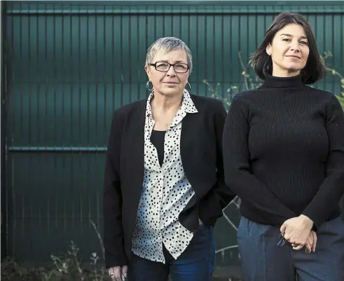  ?? ?? De gauche à droite, France Dumoulin, Anne-Laure Castelli et Marie Da Costa, membres du collectif Bandelette­s périnéales France.