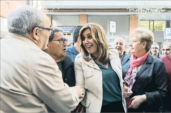  ?? CÉSAR RANGEL ?? Susana Díaz, rodeada de militantes catalanes a su llegada ayer la sede del PSC de la calle Nicaragua