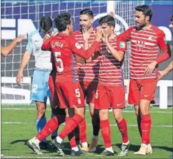  ??  ?? Los jugadores del Granada celebran el 0-1 marcado por Fede Vico.
