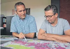  ?? FOTO: LENA MÜSSIGMANN ?? Baubürgerm­eister Dirk Bastin (links) und Stadtplane­r Christian Herrling müssen bei der künftigen Entwicklun­g Ravensburg­s auch das Klima bedenken.