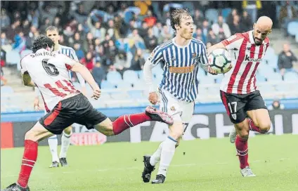  ?? FOTO: UNCITI ?? David Zurutuza se lleva un balón entre Mikel San José y Mikel Rico en el último derbi de Anoeta