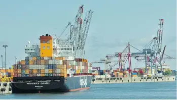  ?? TYREL FEATHERSTO­NE/POSTMEDIA NEWS FILES ?? A container ship with close to a full load awaits departure in the Port of Montreal. A new study urges Canada to quickly ratify trade agreements with Europe and Pacific nations.