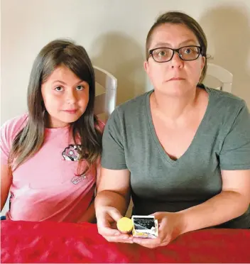  ?? PHOTO COURTOISIE ?? Corine Thériault, de Sept-Îles, est incapable depuis avril de se procurer de nouveaux EpiPen pour sa fille de 9 ans, Élizabeth Gagnon, qui est allergique aux arachides.