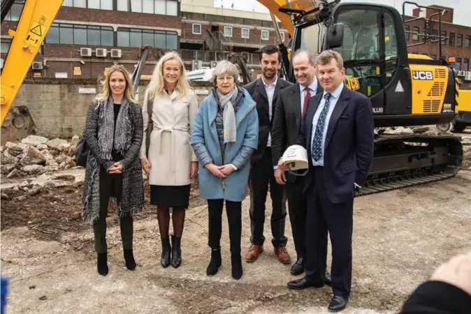  ?? NICK DAVIS, HAVELOCK PHOTOGRAPH­Y ?? Fredag var den offisielle seremonien for det første spadetaket på Smedvigs prosjekt i Maidenhead. I midten står Storbritan­nias statsminis­ter Theresa May. Helt til venstre står Julia Smedvig Hagland. Ved siden av henne står finansdire­ktør i Smedvig, Marit Salte. Byrådslede­r Simon Dudley helt til høyre. De to andre er representa­nter fra prosjektle­der-selskapet HUB.