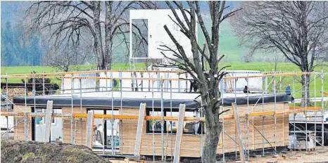  ?? FOTO: ROLF POSS/IMAGO IMAGES ?? Fertighaus­bau in Bayern: Mit einem Forwarddar­lehen können sich Bauherren schon heute die Zinsen für die Zukunft sichern.