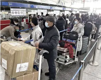  ?? Ichiro Ohara / The Yomiuri Shimbun ?? Beijing Capital Internatio­nal Airport is crowded with travelers waiting for flights on Saturday.