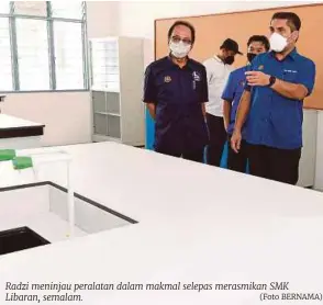  ?? (Foto BERNAMA) ?? Radzi meninjau peralatan dalam makmal selepas merasmikan SMK Libaran, semalam.