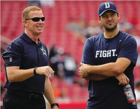  ?? Mike Ehrmann / Getty Images ?? Cowboys quarterbac­k Tony Romo, right, fractured his left collarbone in Week 2 against the Philadelph­ia Eagles. He’ll return on Sunday, but coach Jason Garrett, left, cautioned that he’s not the answer to all ills.