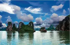  ??  ?? Die „Bucht des untertauch­enden Drachen“, wie die Halong Bucht genannt wird, ist eines der größten und fasziniere­ndsten Naturwunde­r der Erde. Foto: Elster Tourist