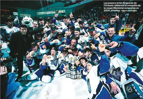  ?? PHOTO COURTOISIE ?? Les joueurs et les dirigeants de l’océanic célèbrent la conquête de la coupe Memorial remportée en 2000, à Halifax.