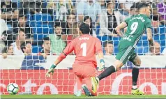  ?? Gabriel Bouys/AFP ?? A “zebra” passeou pelo Santiago Bernabeu após o gol do paraguaio Toni Sanabria no final da partida