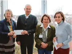  ?? Foto: W. Rein ?? Sie dürfen traditione­ll stellvertr­etend für alle anderen Begünstigt­en die Spenden von Unternehme­nschef Manfred Hoffmann entgegenne­hmen: Kristin von Philipp (links) und Erna Frankenber­ger für die Unicef und NR Redakteuri­n Claudia Stegmann (rechts) für die Kartei der Not.