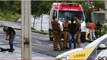  ?? RicArdo ChicArelli ?? Os ladrões foram baleados após confronto com policiais na rua Martiniano do Vale Filho, perto do shopping; um deles morreu e o outro está em estado grave