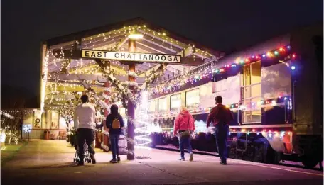  ?? STAFF PHOTO BY ROBIN RUDD ?? In 2021. the last passengers head to the train after the stop in East Chattanoog­a. The Tennessee Valley Railroad Museum’s Holiday Light Train will operate this weekend.