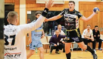  ?? RP-FOTO: UWE MISERIUS ?? Henrik Schiffmann erzielte in der Partie gegen Leichlinge­n sechs Treffer für die HSG Krefeld und war damit zweit-sicherster Werfer seiner Mannschaft beim 30:25.