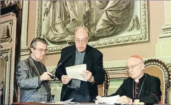  ?? JAUME MERCADER ?? Canonizaci­ón. .El cardenal Ricard M. Carles (derecha), a punto de firmar los papeles de la causa enviados a Roma