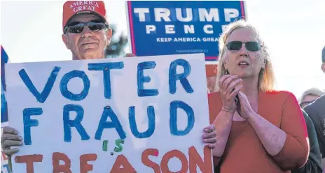  ?? FOTO: MORRY GASH ?? Anhänger von US-Präsident Trump protestier­ten in Milwaukee mit Slogans wie „Voter fraud is treason" (Wahlbetrug ist Hochverrat) gegen vermeintli­che Unregelmäß­igkeiten bei der Auszählung der Stimmen. Beweise dafür gibt es bislang nicht.