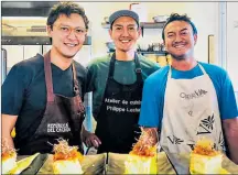  ??  ?? • Santiago Rosero (centro) organiza Comidas Idónea, con chefs como Santiago Cueva (izq.) y Dimas Putra.