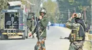  ?? (AFP) ?? Paramilita­ry troopers after a gunfight with militants at Hajin village of Bandipora district in India’s Jammu and Kashmir, on Wednesday