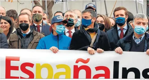  ?? J. J. GUILLÉN / EFE ?? En la segunda fila, el líder de Vox, Santiago Abascal (izqda.), y Pablo Casado, en el otro extremo de la foto, ayer en la protesta contra la reforma de la ‘ley mordaza’.