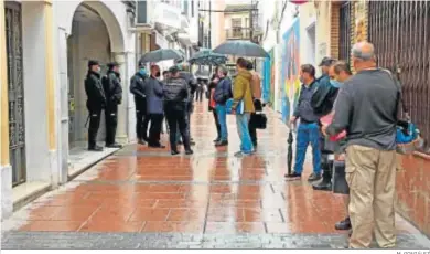  ?? M. GONZÁLEZ ?? Momentos previos a la paralizaci­ón del desahucio en la adyacente calle Huertas.