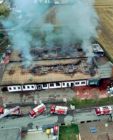  ?? (foto Milani) ?? Incendio Un’immagine dell’enorme rogo che ha distrutto lo stabilimen­to della Gallotti Salumi. L’incendio è doloso