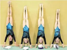  ?? BILD: VEREIN ?? Eine ihre leichteste­n Übungen: (von links) Patricia, Inga, Zoey und Lucie verleihen ihrer Freude über die guten Platzierun­gen mit einem Handstand Ausdruck.