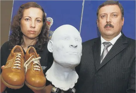  ?? ?? Area Forensic Manager Suzanne Hitchison and Det Insp Kevin Langham with a model of the mystery body’s head.