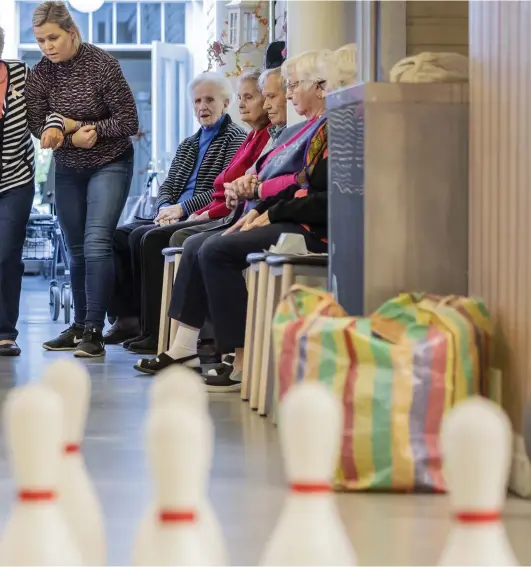  ??  ?? I dagcenterv­erksamhete­n deltar både hyresgäste­r och kunder utifrån. På fredagar är det bowling på schemat. Viola Matsson skickar iväg klotet med hjälp av Mia Björkgård.