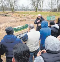  ??  ?? Alijah Dzananovic ist Imam und hält das Totengebet vor einem Sarg auf dem Landschaft­sfriedhof Gatow in Berlin-Spandau.