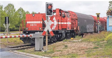  ?? FOTO: GEORG SALZBURG ?? Sie kommt immer noch, so auch gestern – und hat Vorfahrt gegenüber den Autofahrer­n: die Industrieb­ahn.