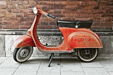  ?? Foto: stock.adobe.com (Symbolbild) ?? In Leitershof­en könnte in der ehemaligen Bankfilial­e ein Ausstellun­gsraum für historisch­e Motorrolle­r und Vespas entstehen.