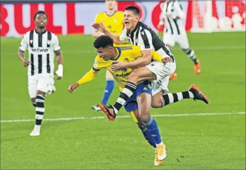  ??  ?? Duarte, del Levante; y Lozano, del Cádiz, luchan por un balón durante el partido de ayer.