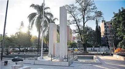  ?? FOTOS DE JOSÉ GABRIEL HERNÁNDEZ ?? A NUEVO. La plaza Alberdi de barrio General Paz fue totalmente restaurada por la Municipali­dad. Hoy quedará habilitada.