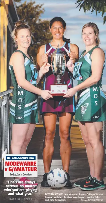  ?? Picture: PETER RISTEVSKI ?? DESTINY AWAITS: Moddewarre skipper Cathryn Vickers (centre) with her Amateur counterpar­ts Ashlea Salter and Kate Schippers.